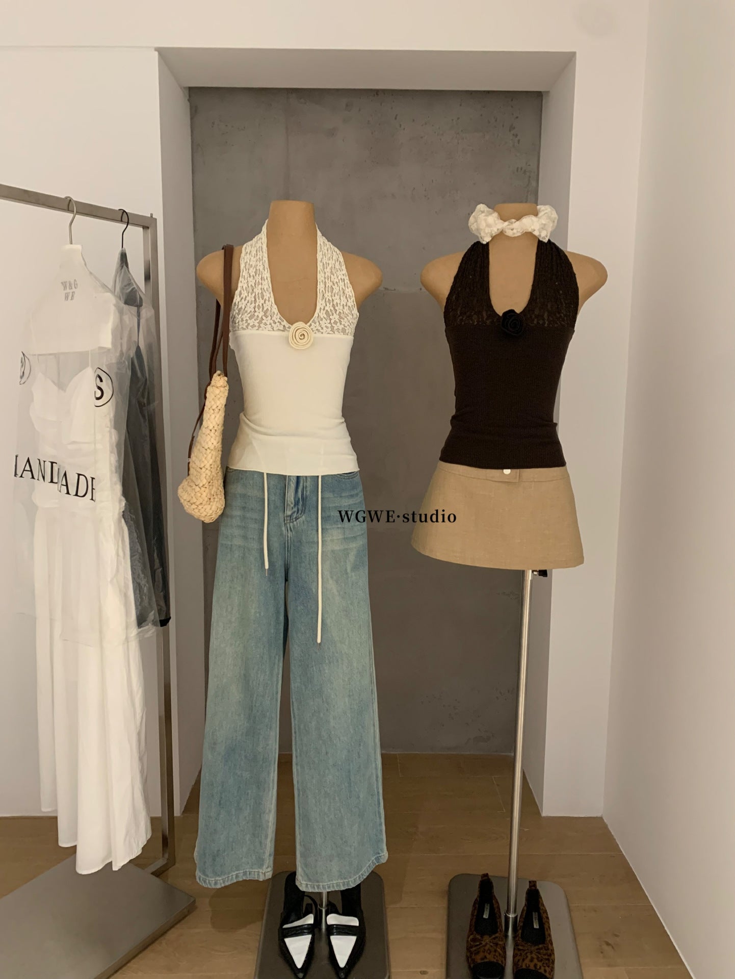 Summer Floral Lace Splice Halter Neck Slim Fit Tube Top Women's Lightweight Vest  Description:  Refresh your warm-weather wardro