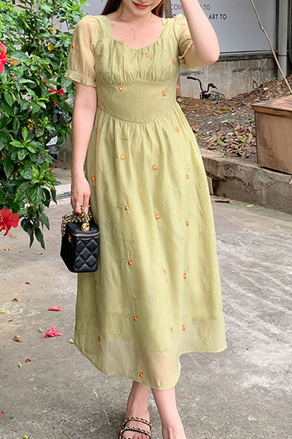 Women Plus New Retro Design Fashionable Square Collar Short Puff Sleeves Embroidery Pattern Classical Style Summer Waist Slimmin