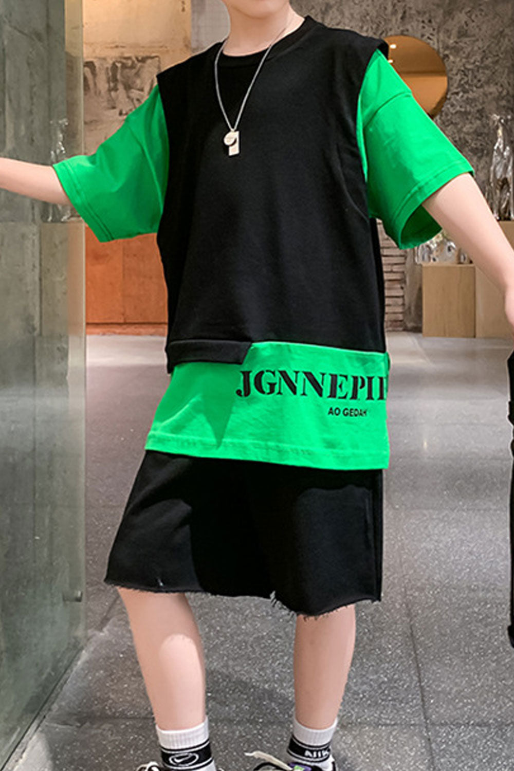 Kids Boys New Arrival Fashionable Stylish Short Sleeves Round Neck Letter Pattern Contrast Color Side Split T-Shirt with Descent