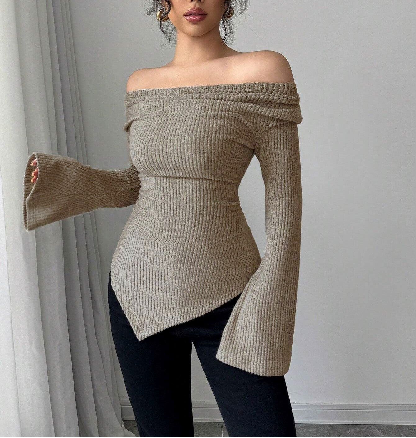 Women's Long-Sleeve Knit Top with Flared Sleeves, Scoop Neck, Slim Fit, Lightweight Autumn T-Shirt