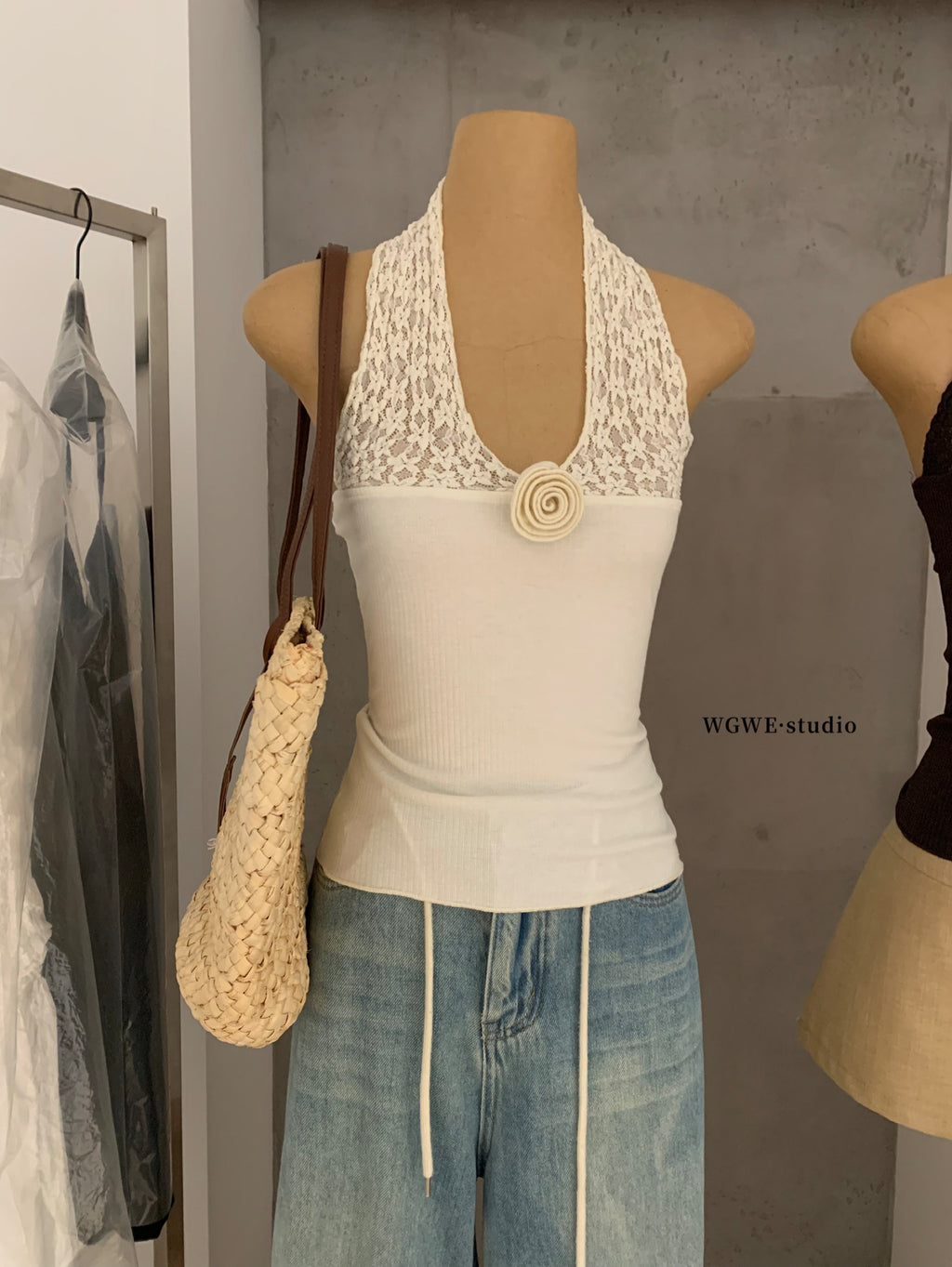 Summer Floral Lace Splice Halter Neck Slim Fit Tube Top Women's Lightweight Vest  Description:  Refresh your warm-weather wardro