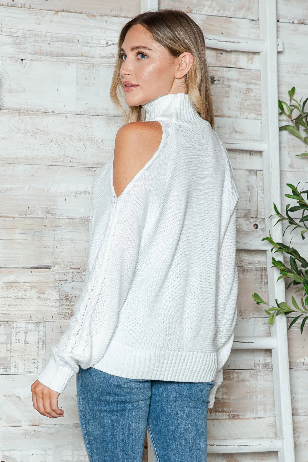 WOMEN'S SWEATER