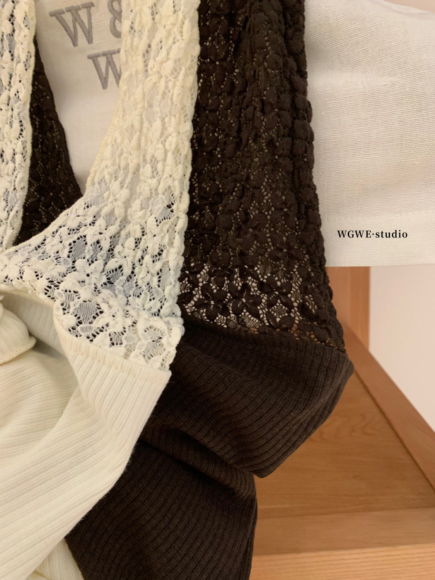 Summer Floral Lace Splice Halter Neck Slim Fit Tube Top Women's Lightweight Vest  Description:  Refresh your warm-weather wardro