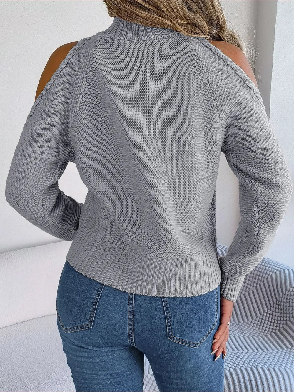 WOMEN'S SWEATER