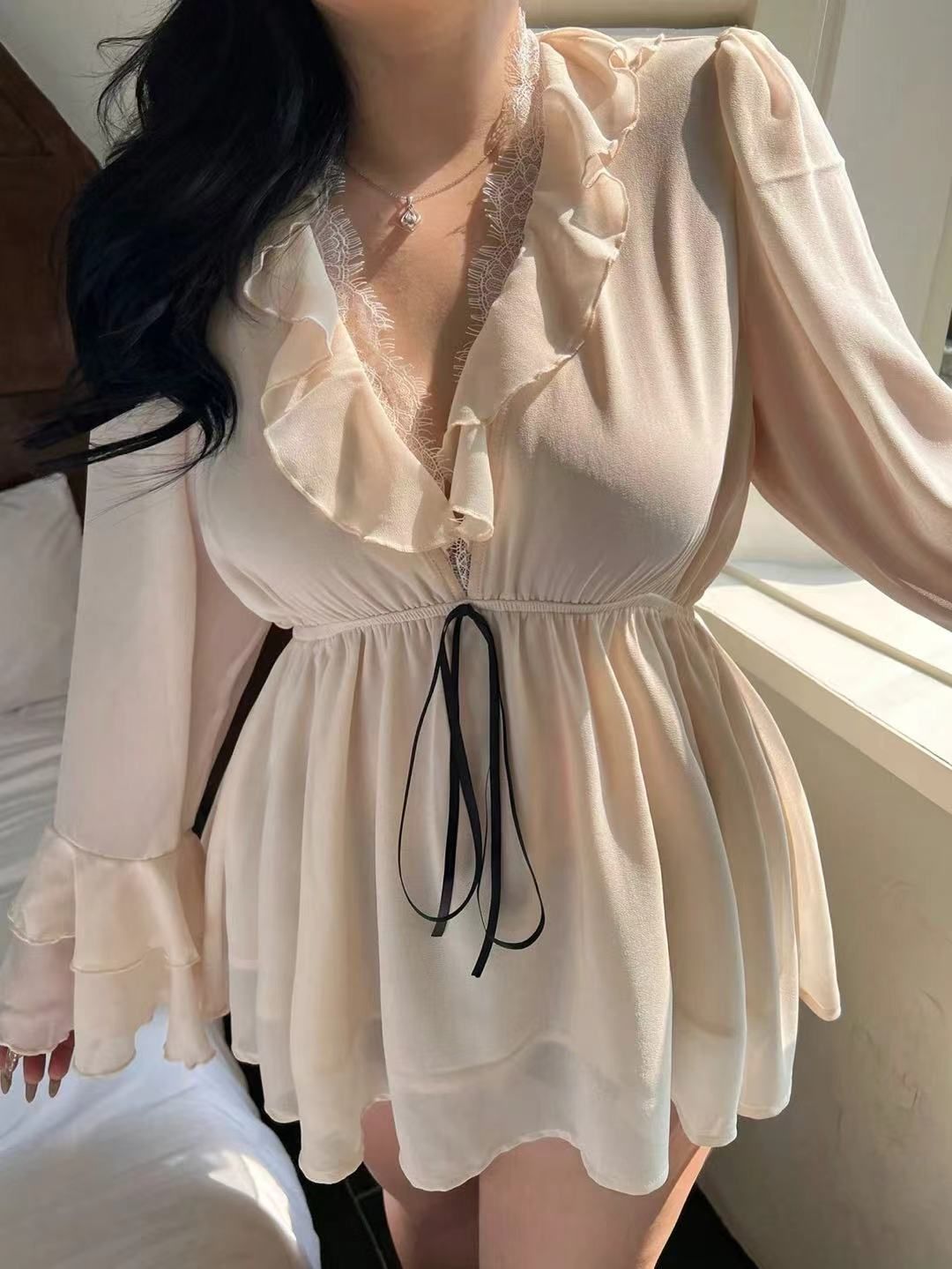 Women's Long Sleeve V Neck Lace High-Waisted Top