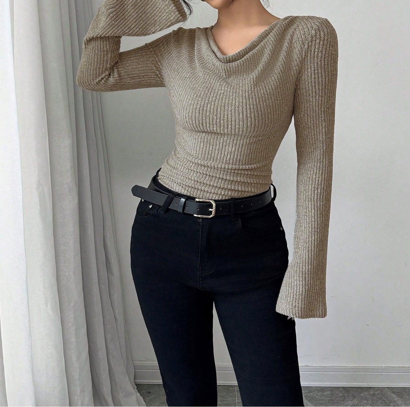 Women's Long-Sleeve Knit Top with Flared Sleeves, Scoop Neck, Slim Fit, Lightweight Autumn T-Shirt