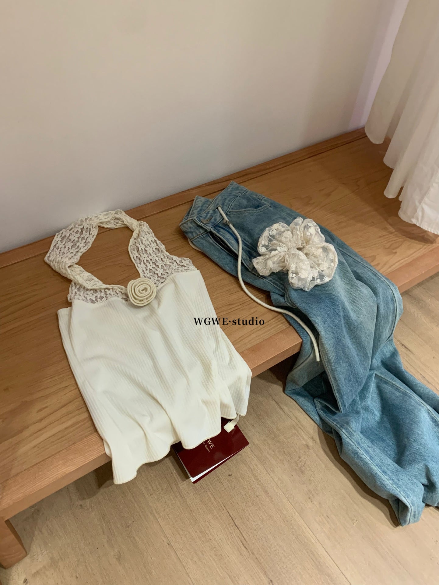 Summer Floral Lace Splice Halter Neck Slim Fit Tube Top Women's Lightweight Vest  Description:  Refresh your warm-weather wardro
