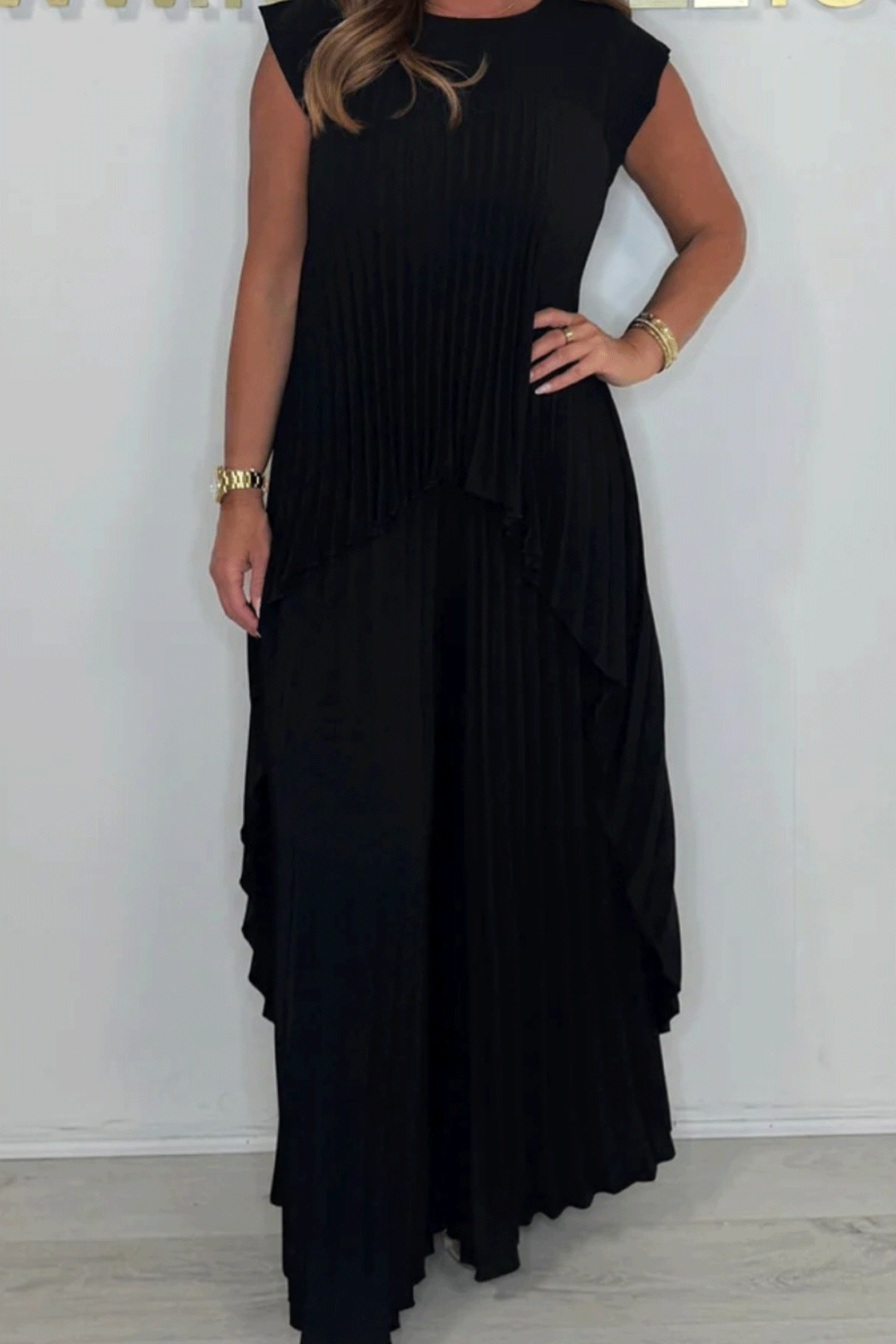 Women's Round Neck Solid Color Short Sleeve Top with Pleated Straight Leg Pants Two-Piece Lounge Set
