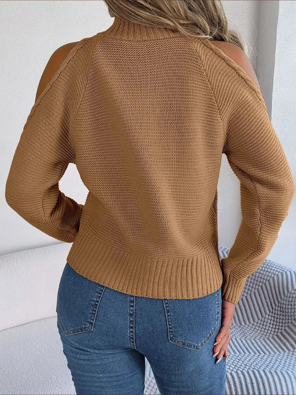 WOMEN'S SWEATER