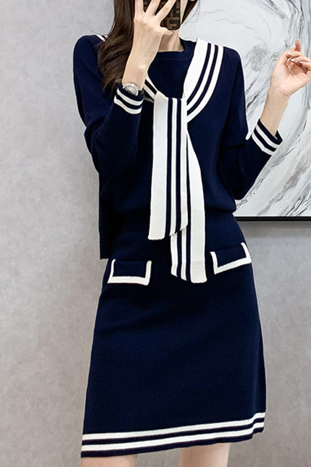 Women Unique Round Neck Striped Pattern Knee Length Long Sleeve Dress
