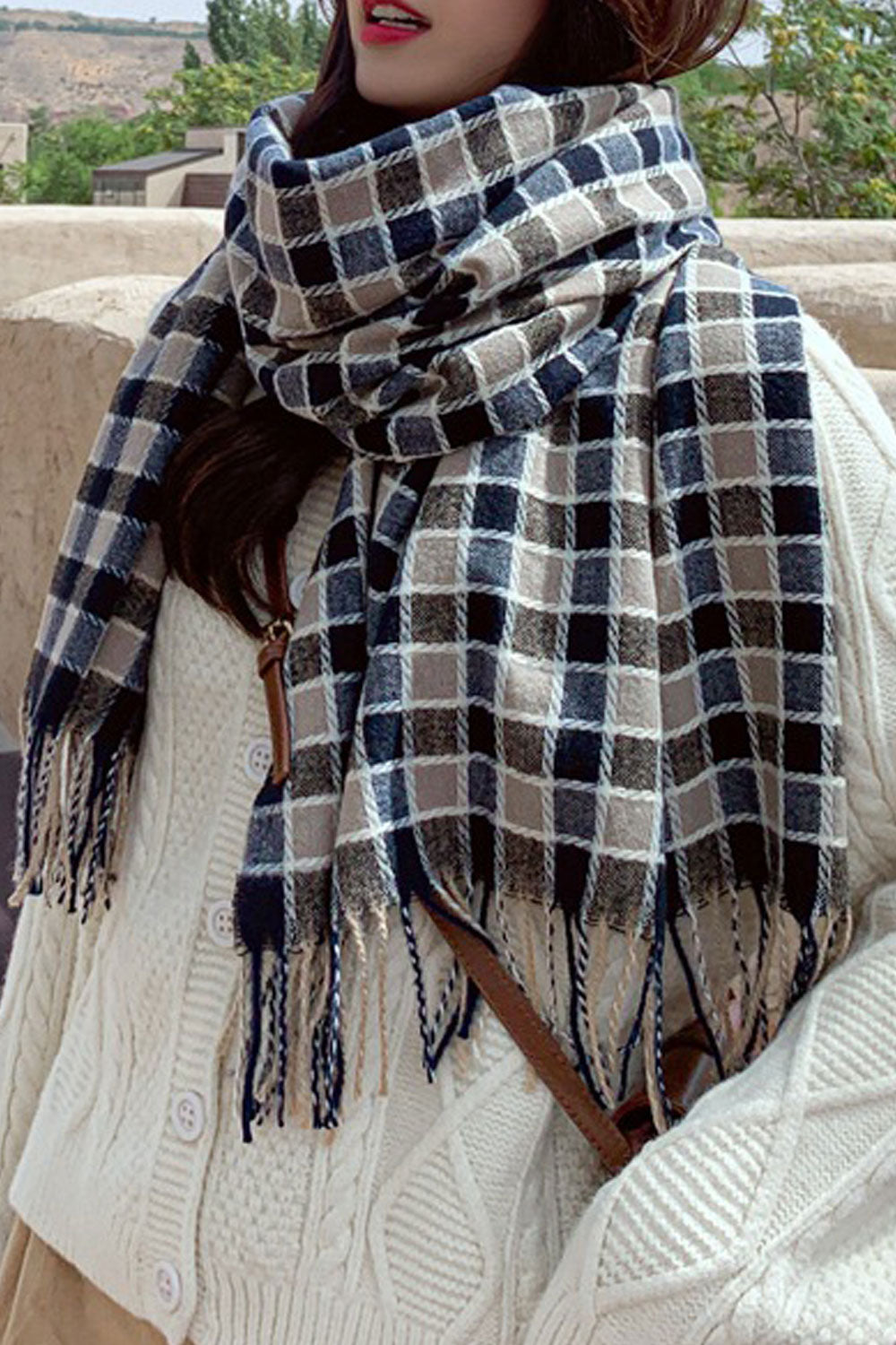 Women Plaided Pattern Cozy Fashionable Tassel Decorated Muffler