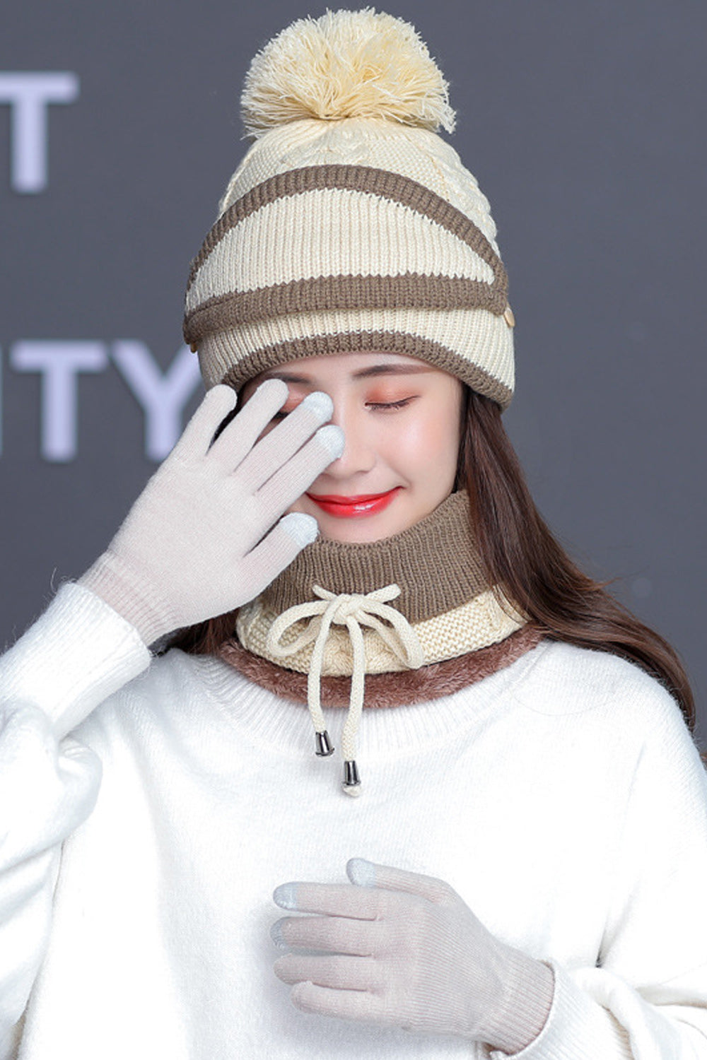 Women Hair Ball Attached Magnificent Solid Pattern Trendy Knitted Hat