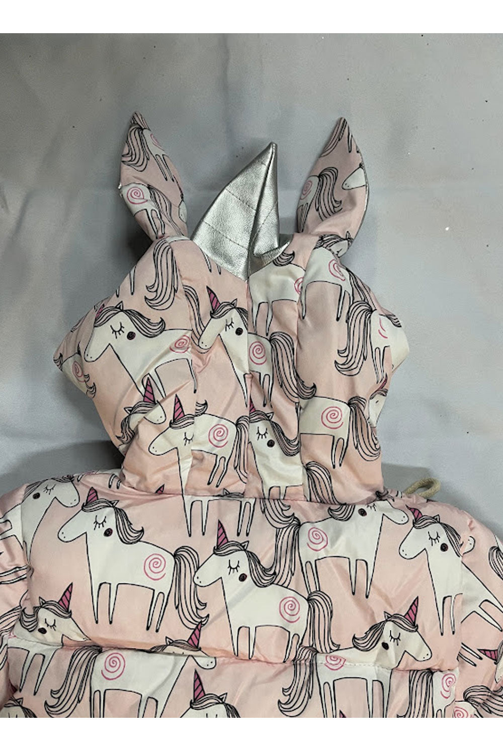 Kid Girl Soothing Horse Printed Hooded Neck Irregular Hem & Zip Fastener Buy this eye- soothing horse printed jacket that is des