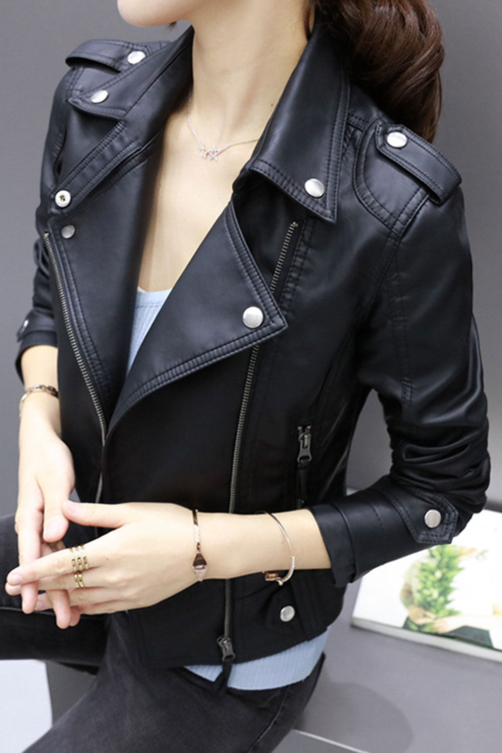 Women Modish Lapel Collar Wrist Strap Cross Zippered Fastener & Side Zippered Pocket Warm Winter Leather Jacket