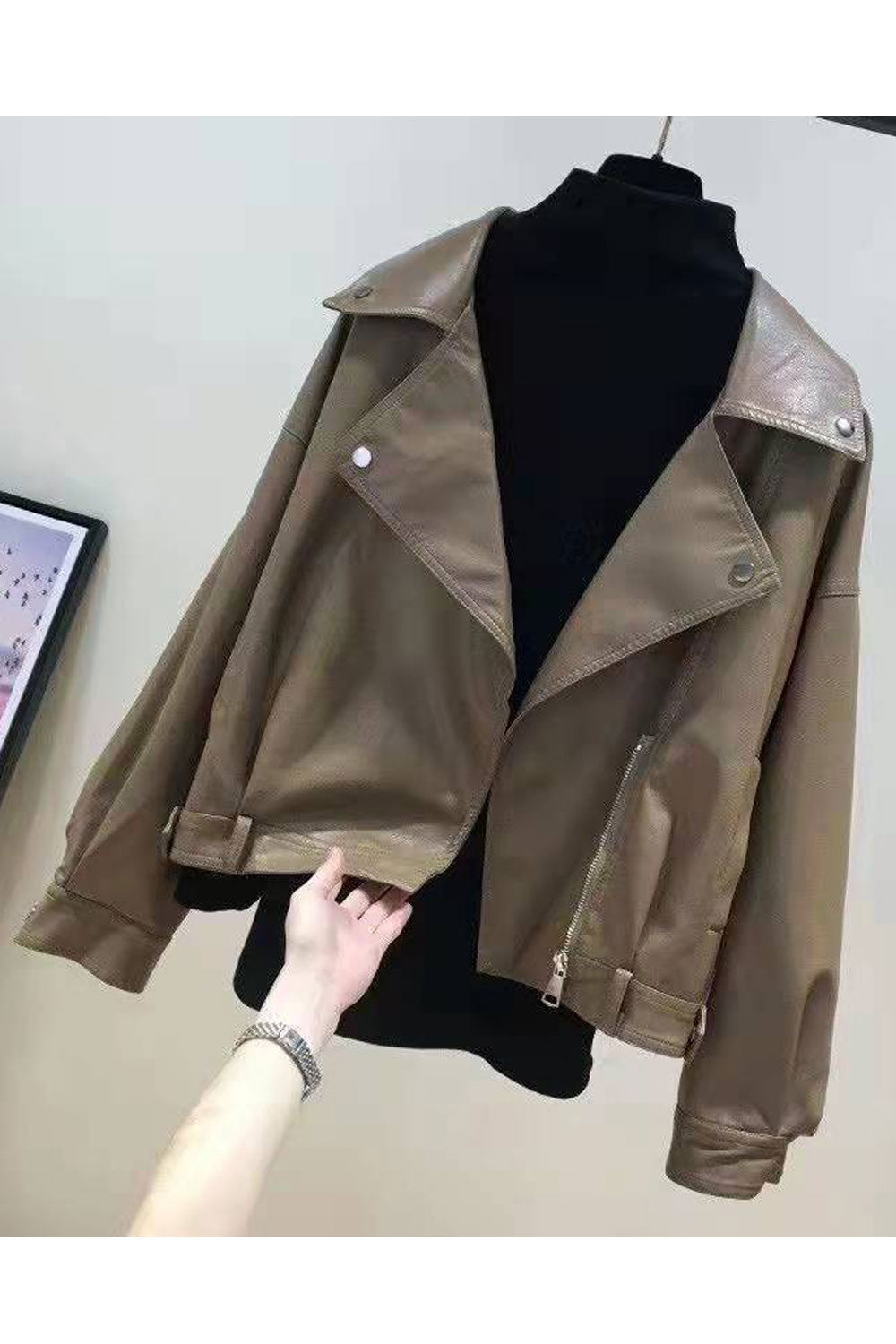 Women Sophisticated Lapel Collar Neck Buttoned Cuf Side Straight Zip Pocket & Cross Zip Fastener Snug Winter Leather Jacket