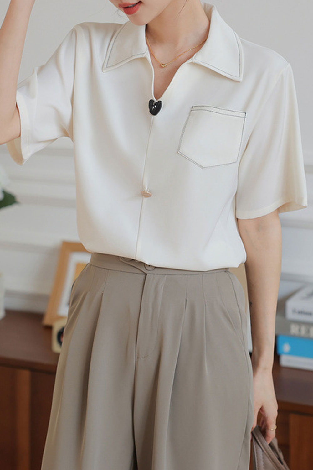 Women New Fashion Commuter Temperament Sense Collar V-Neck Short Sleeves Solid Color Button Shape Niche Design Summer Casual Loo