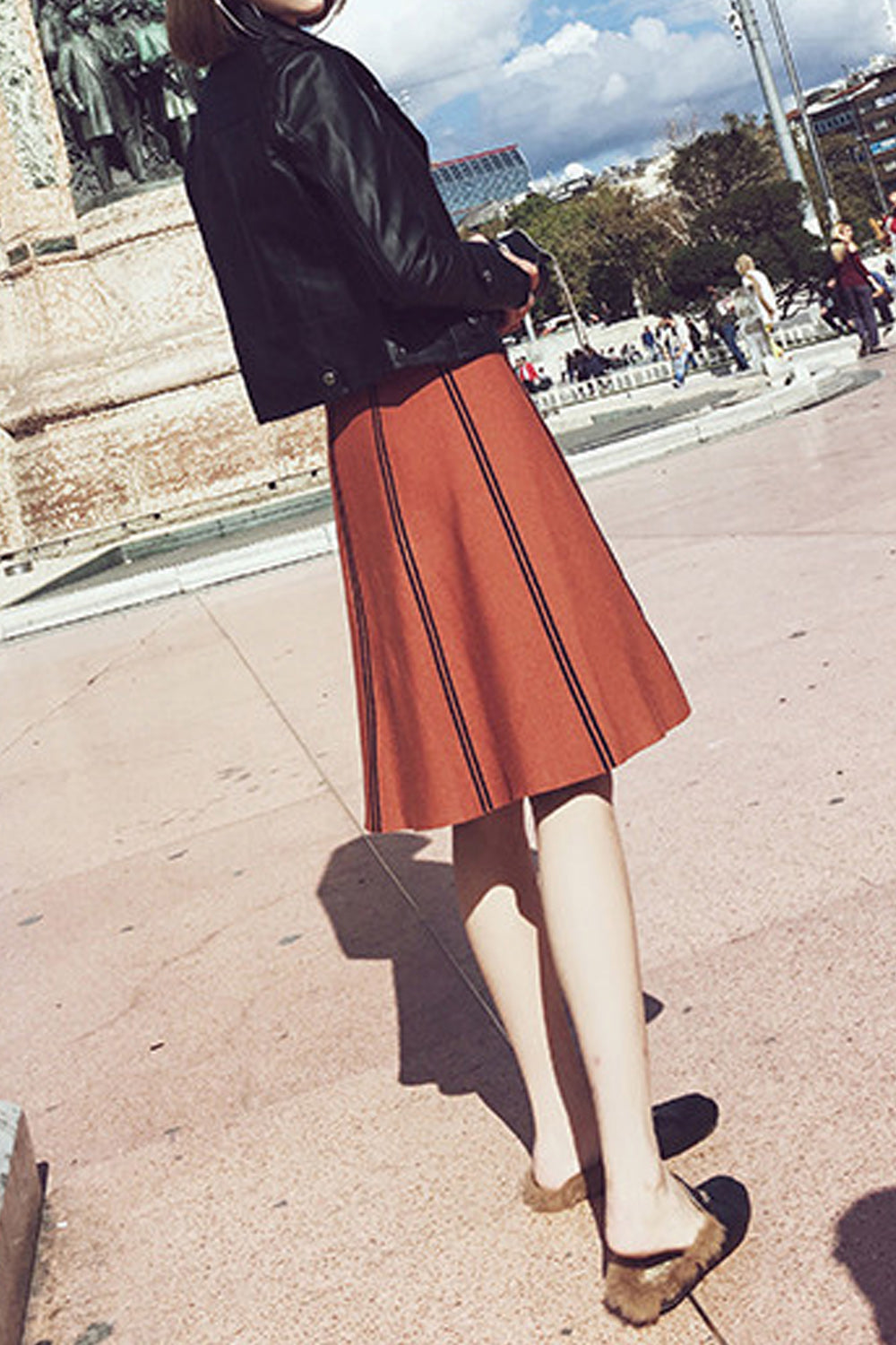 Women Fashionable Solid Colored Zipper Closure Leather Jacket