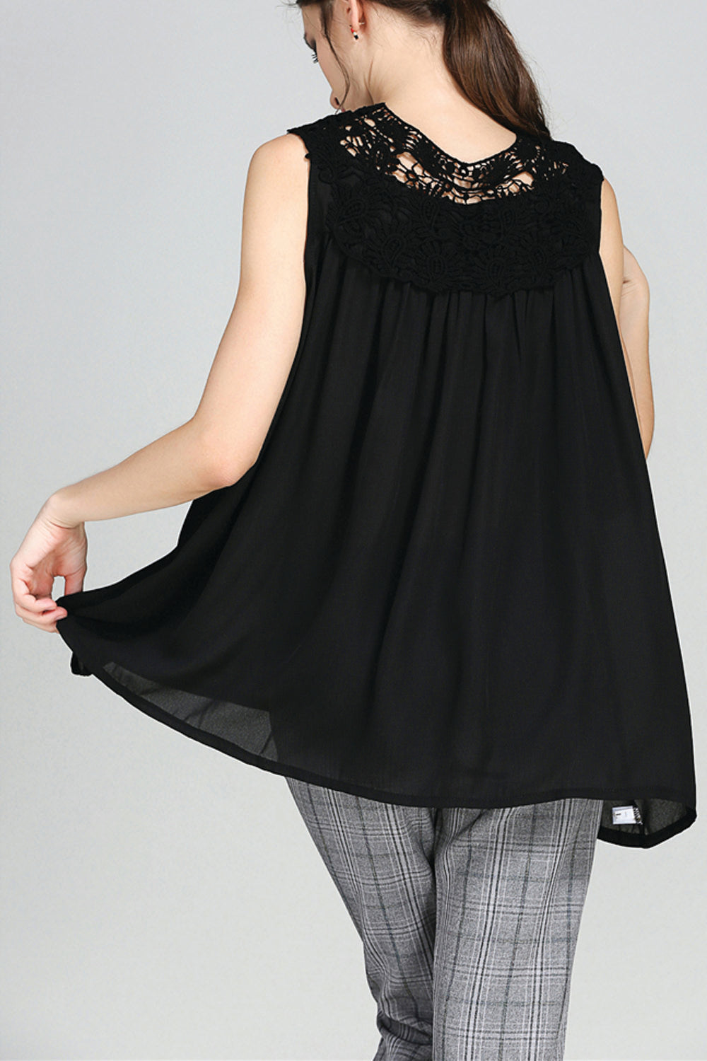 Women Solid Pattern V-Neck Sleeveless Top
