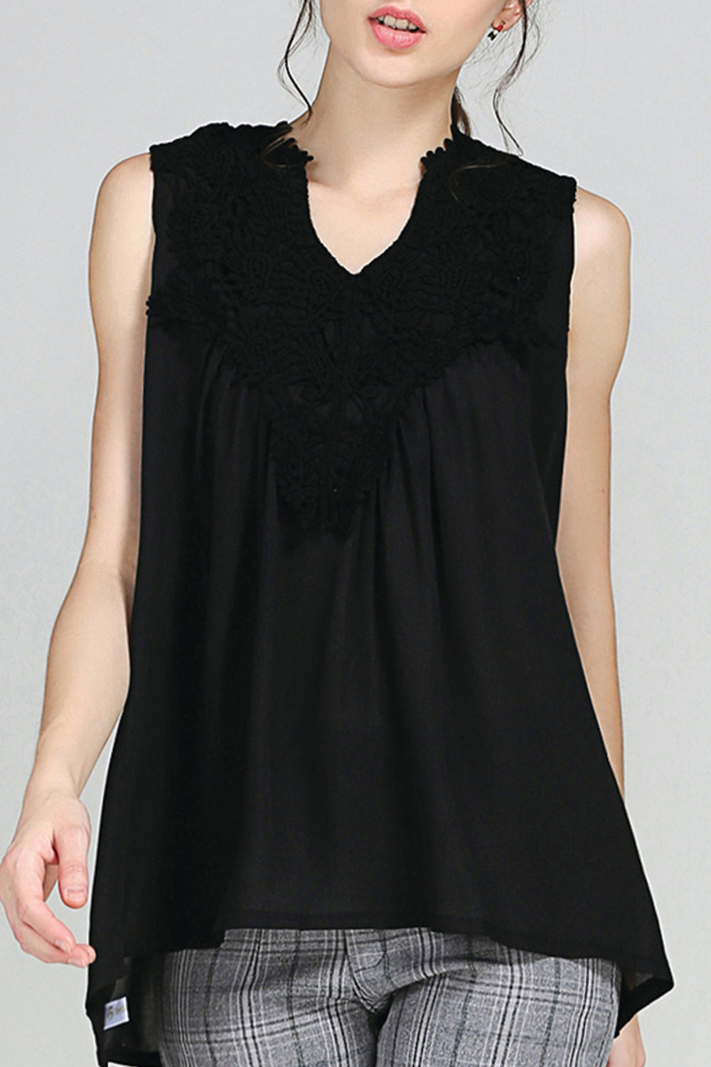 Women Solid Pattern V-Neck Sleeveless Top