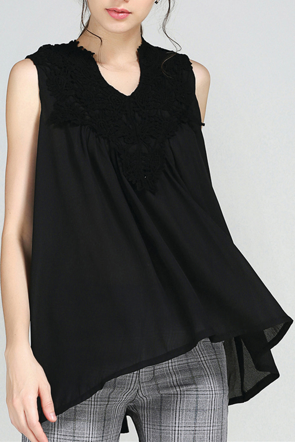 Women Solid Pattern V-Neck Sleeveless Top