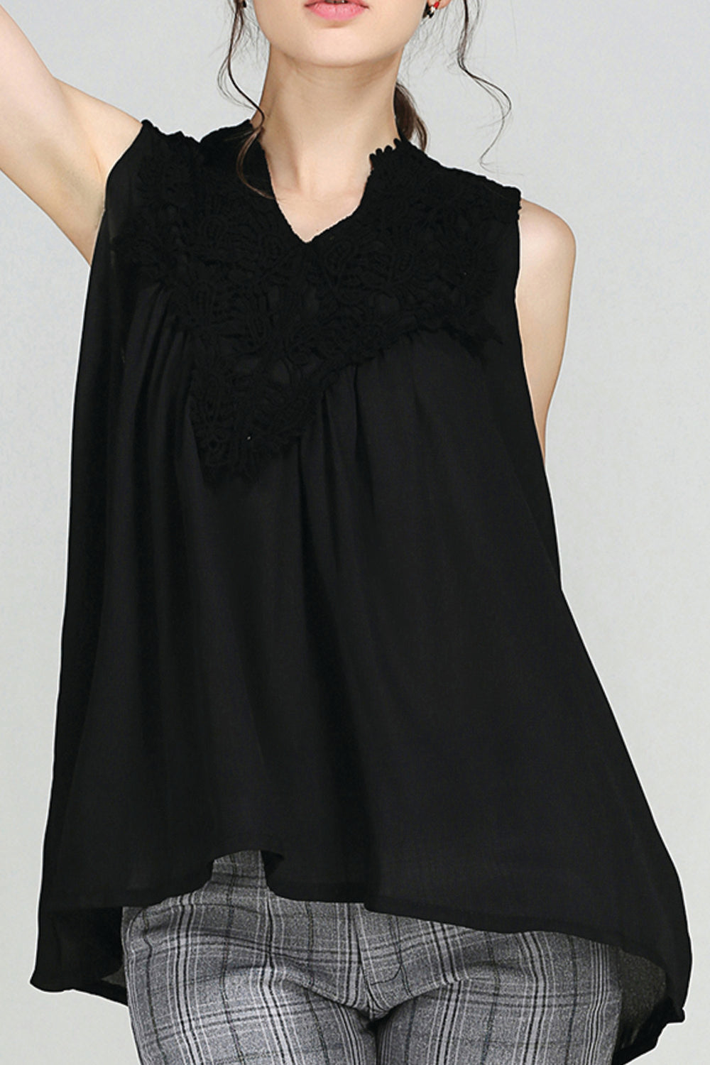 Women Solid Pattern V-Neck Sleeveless Top