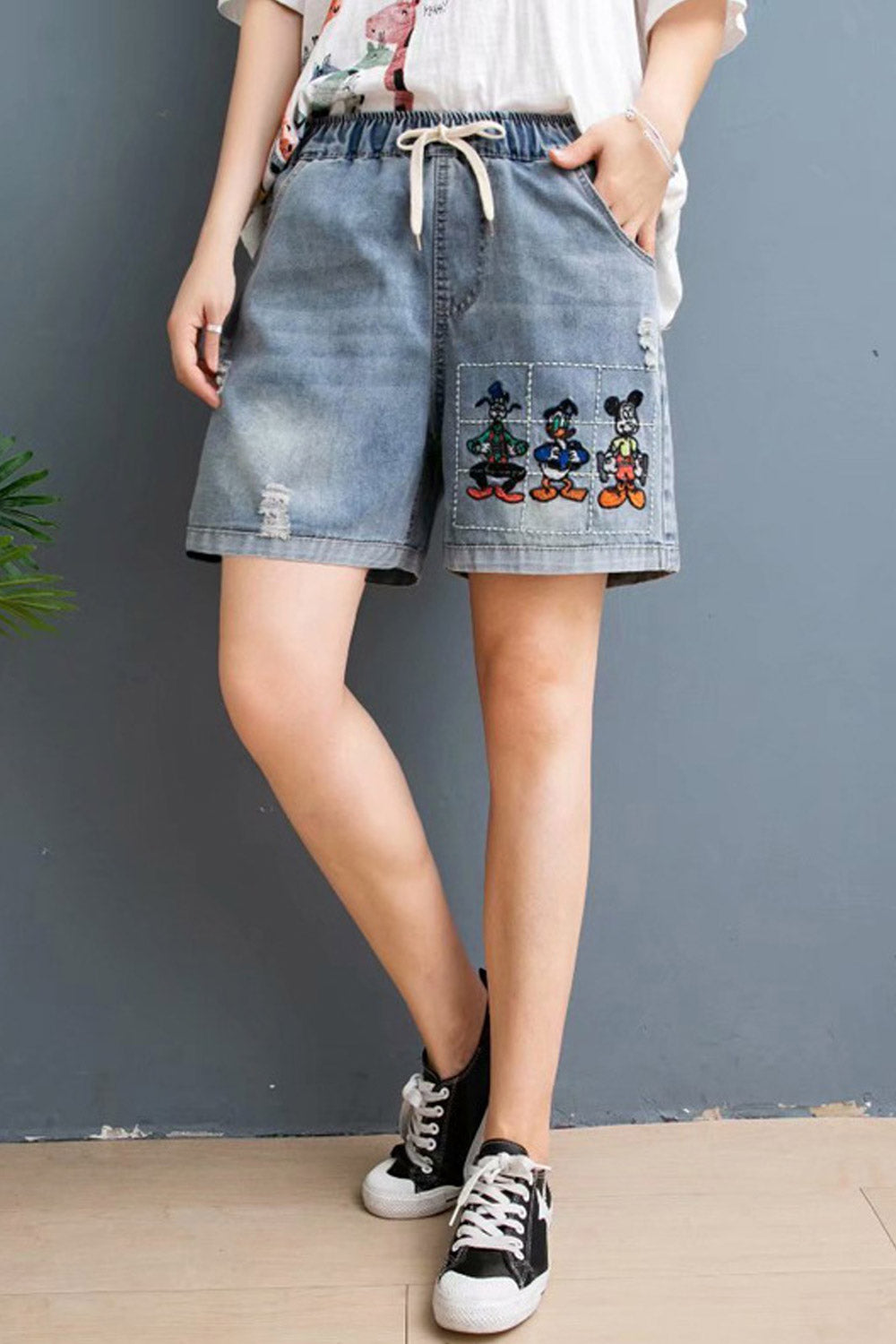 Women Lovely Cartoon Embroidered Loose Side Pockets Fashionable Denim Short