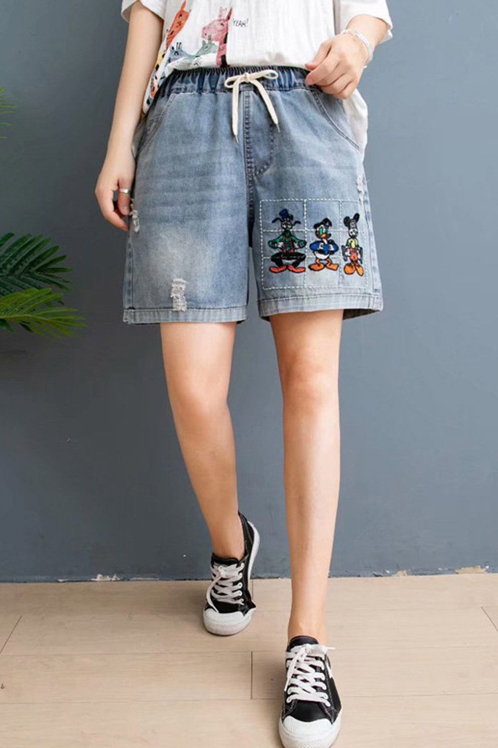 Women Lovely Cartoon Embroidered Loose Side Pockets Fashionable Denim Short