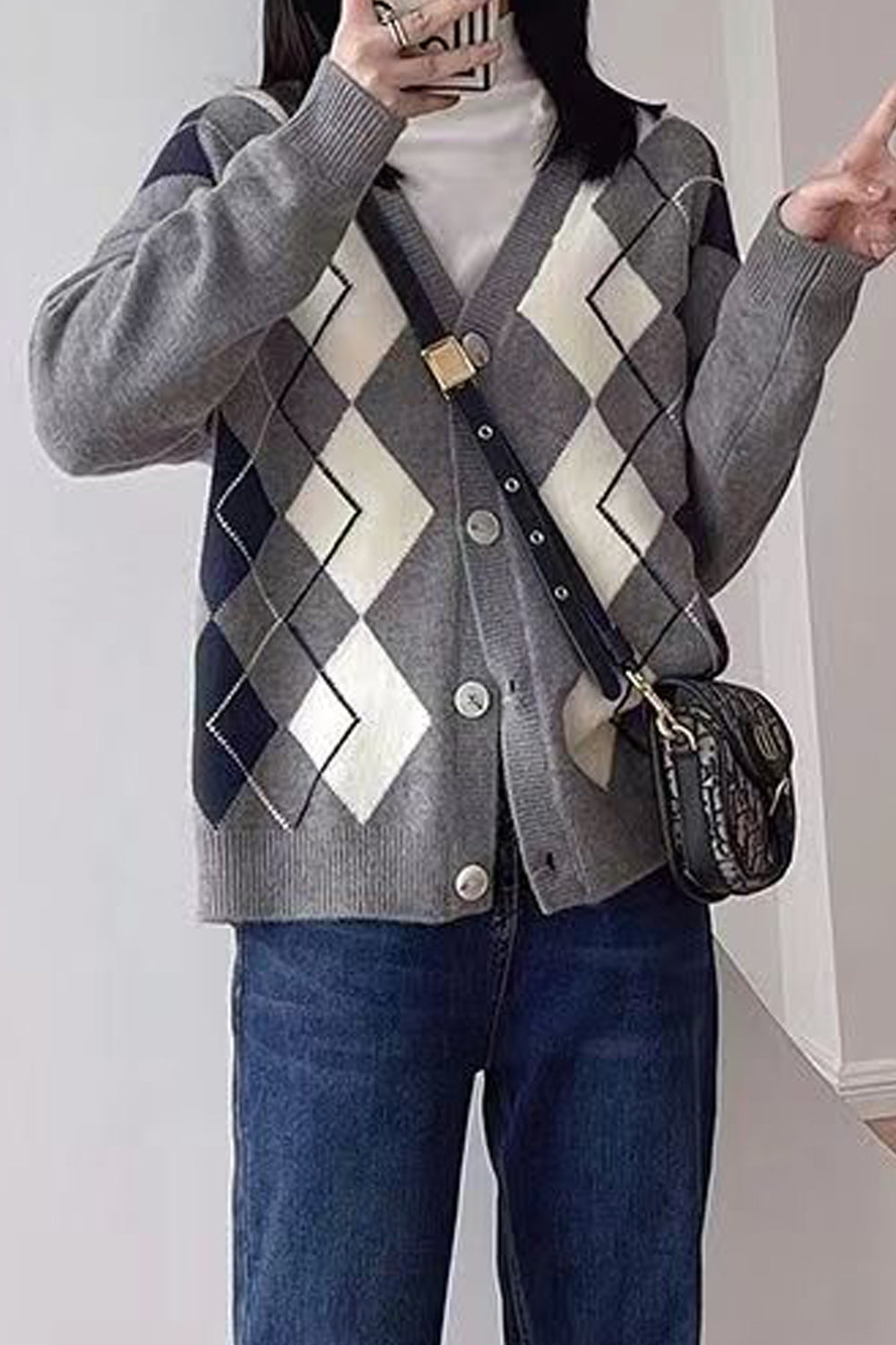 Women Awesome Diamond Pattern Thick & Reliable Long Sleeve Button Closure Knitted Cardigan