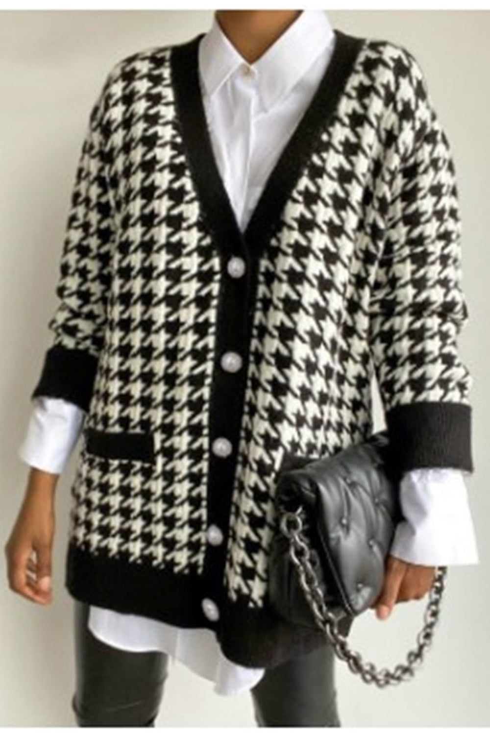 Women Superb Printed Pattern Fine Pockets V-Neck Button Closure Knitted Warm Winter Cardigan