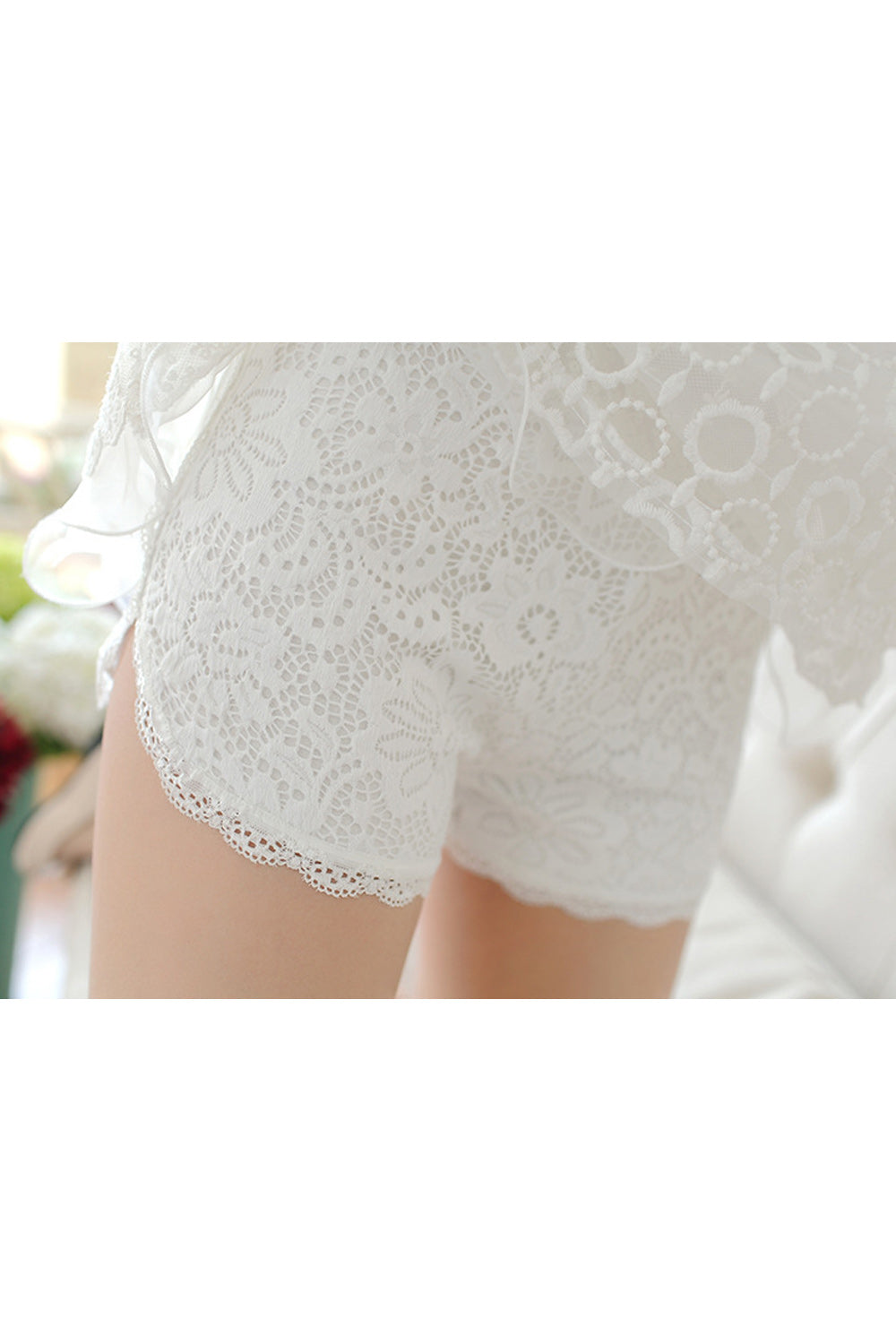 Women Modern Styled Flower Lace Double Layered Short