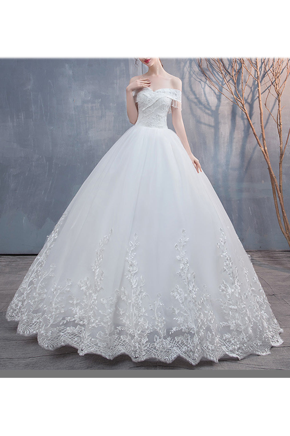 Women Pretty Lace Decorated Slim Fit Soft Wedding Dress