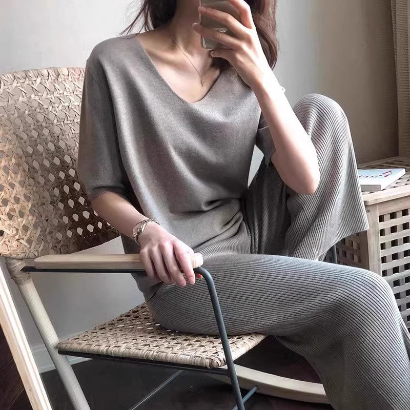 Women's Loose-Fitting V-Neck Summer Sweater - Lightweight Knit Top with Five-Point Sleeves