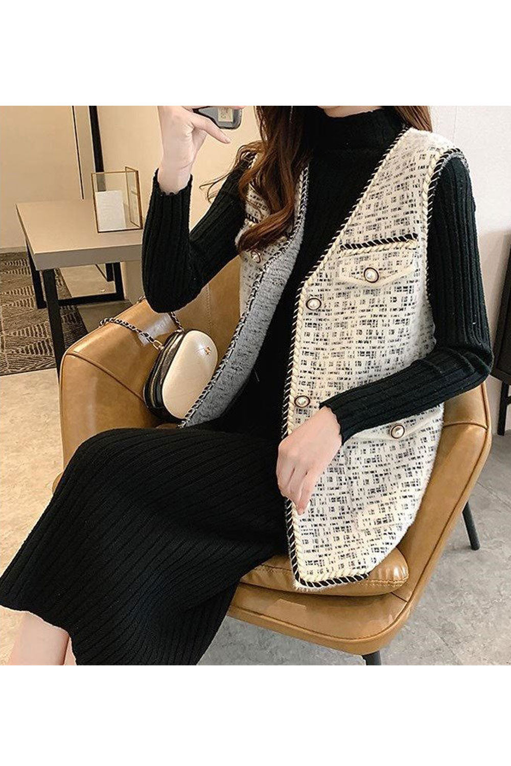 Women Superb Plaid Pattern Sleeveless Styled Multi Pockets V-Neck Easy Button Closure Warm Cardigan