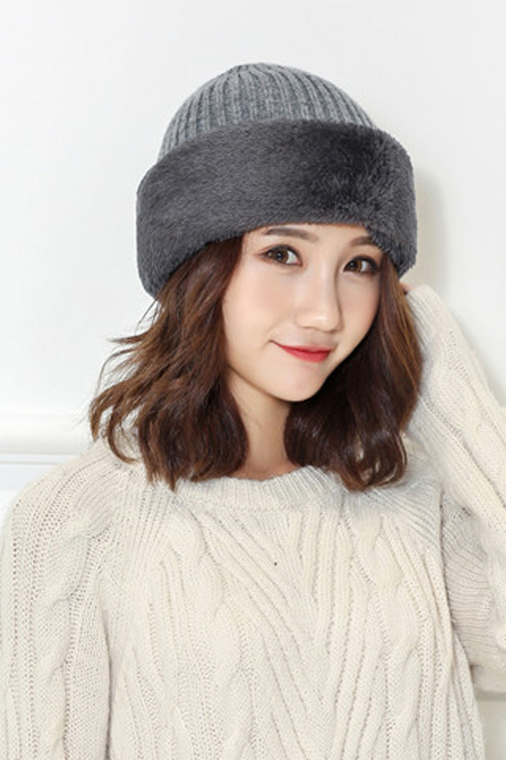 Women Decent Solid Pattern Classic Knitted Hat