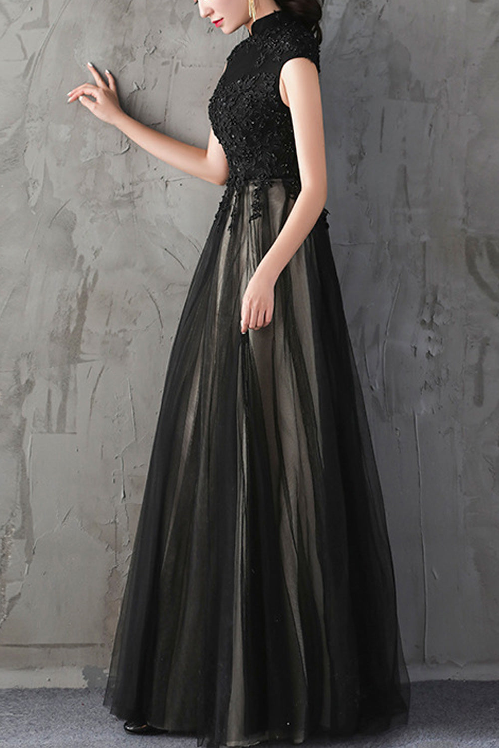 Women Elegant Stand Collar Sleeveless Style Embroidered Wedding Dress