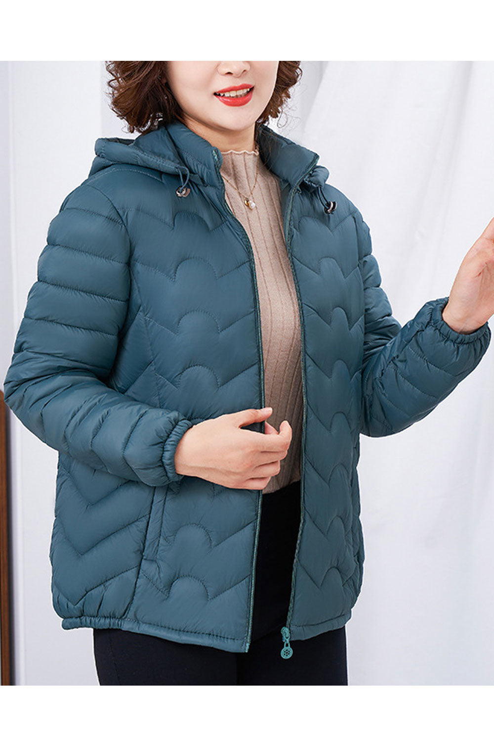 Women Geometric Baffle Style Hooded Neck Stretchable Cuff Side Pocket & Front Easy Zip Fastener Slim Soft Winter Padded Jacket