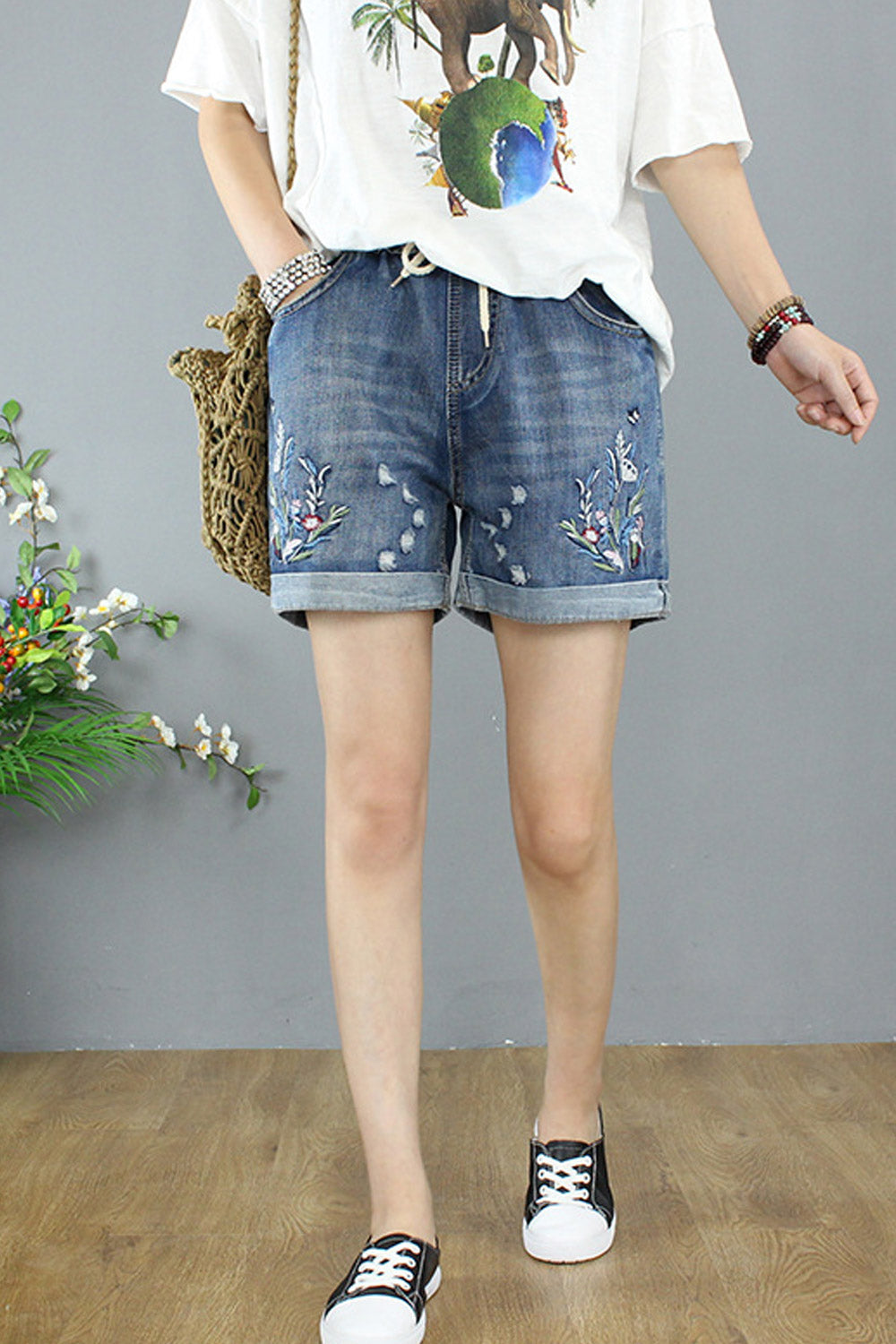 Women Fashionable Embroidered Pattern Casual Pocket Styling Denim Short