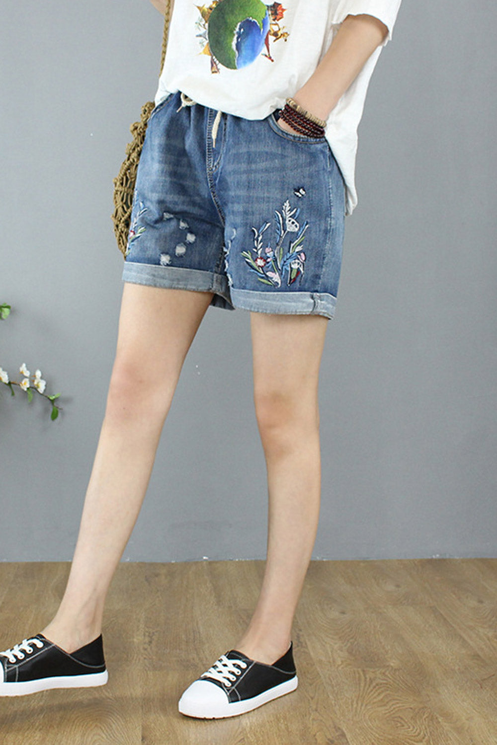 Women Fashionable Embroidered Pattern Casual Pocket Styling Denim Short