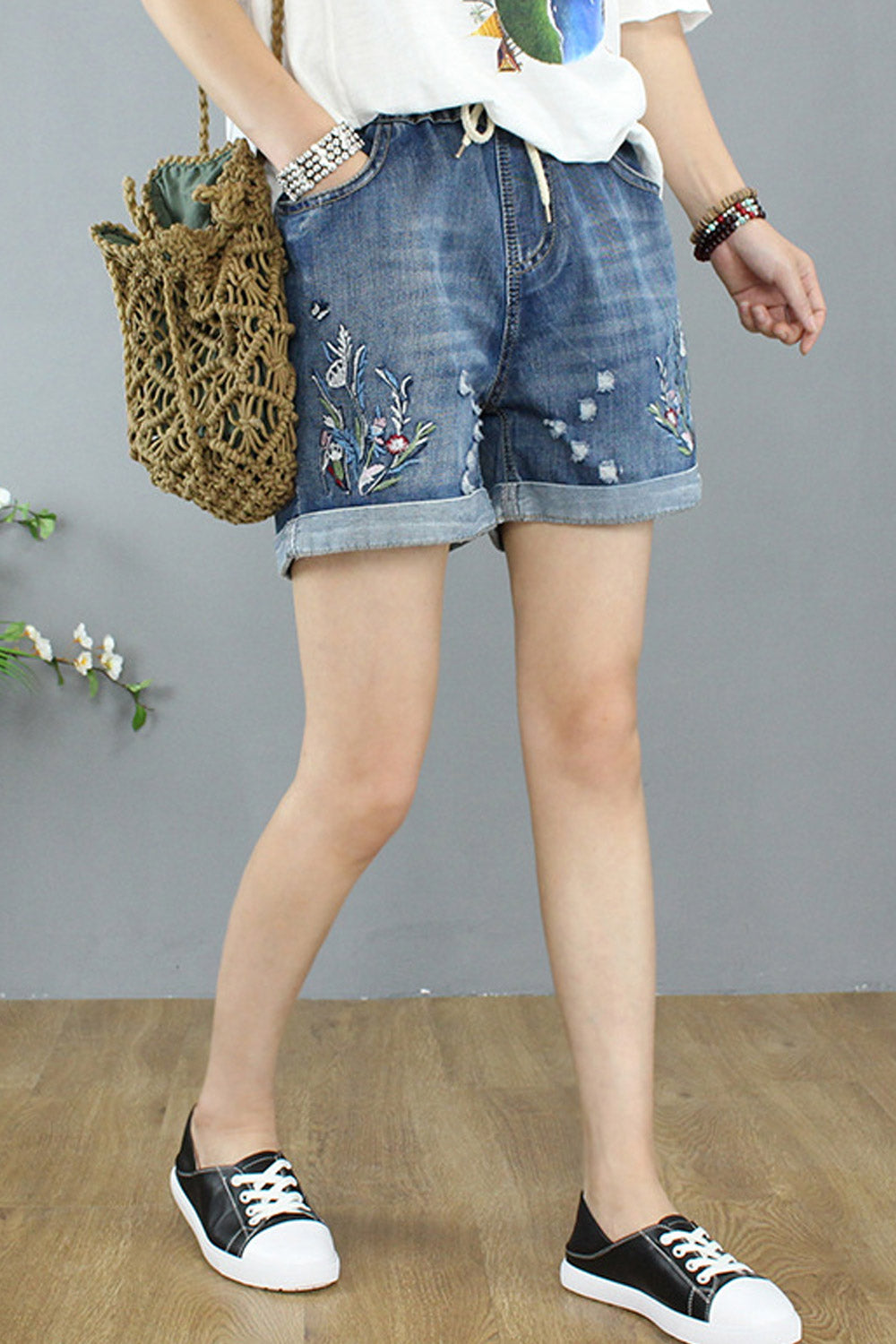 Women Fashionable Embroidered Pattern Casual Pocket Styling Denim Short