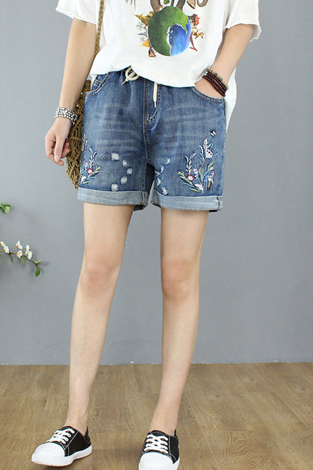 Women Fashionable Embroidered Pattern Casual Pocket Styling Denim Short