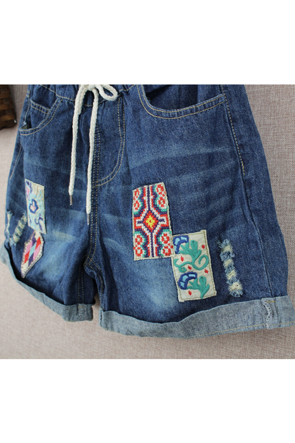 Women Pocket Styled Patch Attached Elastic Waist Denim Short