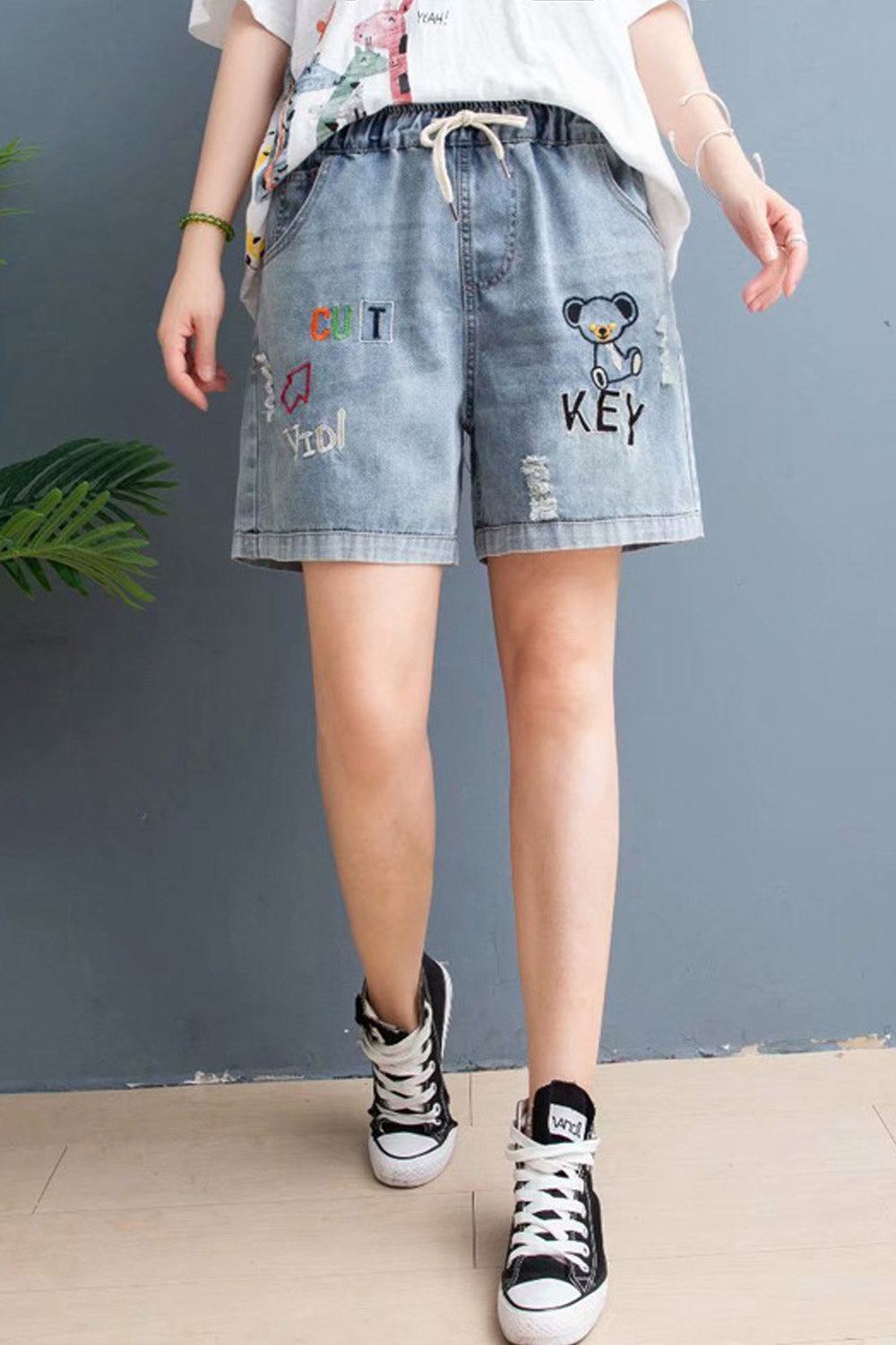 Women Embroidered Pattern Drawstring Waist Convenient Denim Short