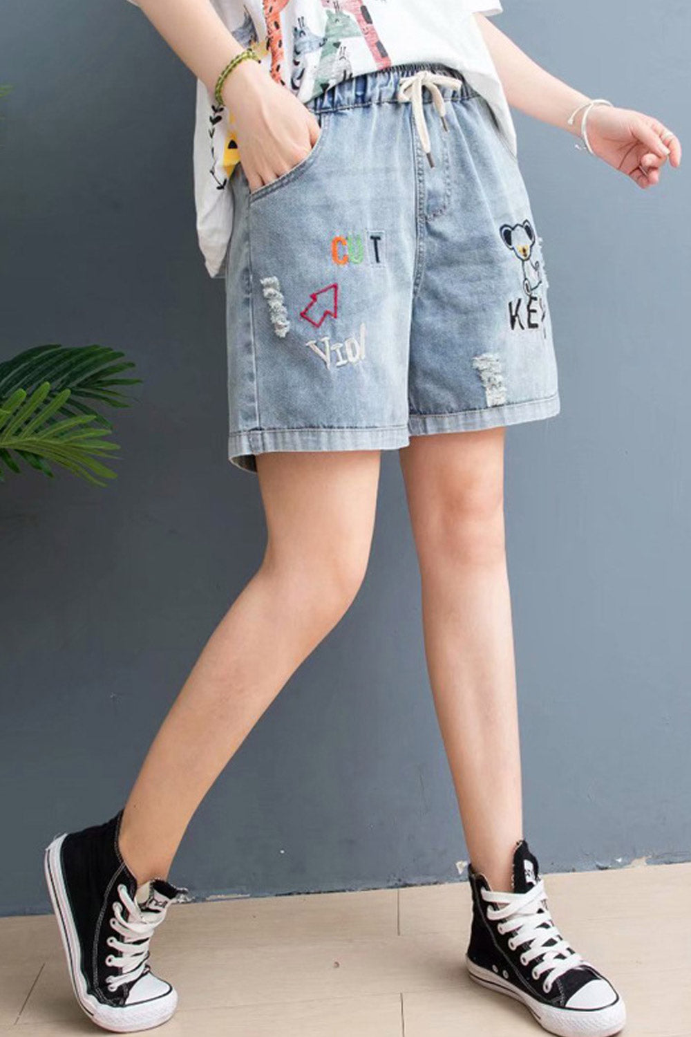 Women Embroidered Pattern Drawstring Waist Convenient Denim Short