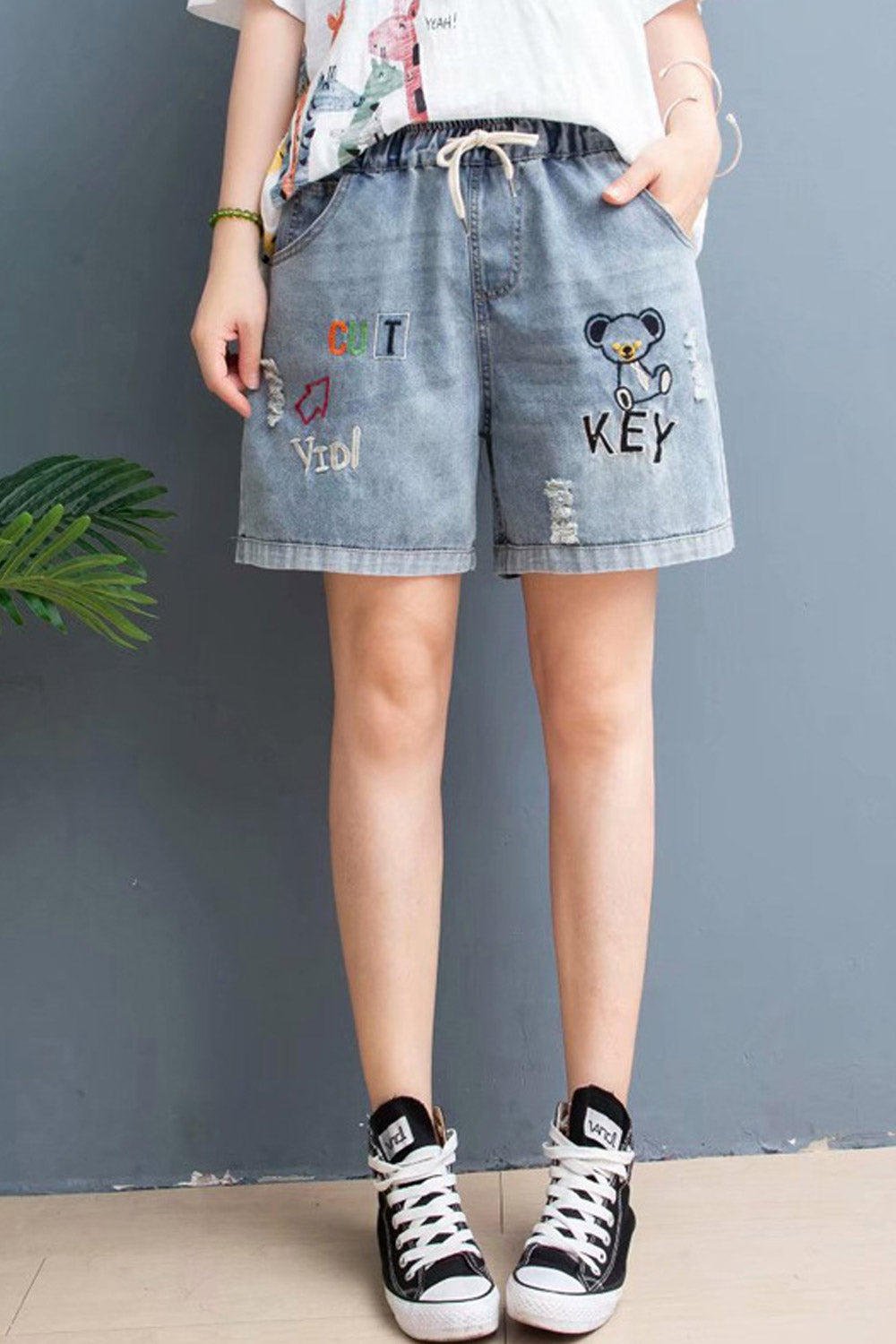 Women Embroidered Pattern Drawstring Waist Convenient Denim Short