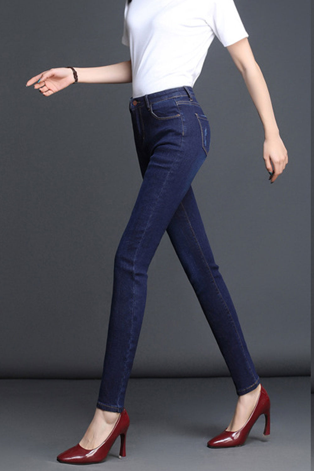 Women Slim Fit Button Closure Denim Pocket Styling Jeans