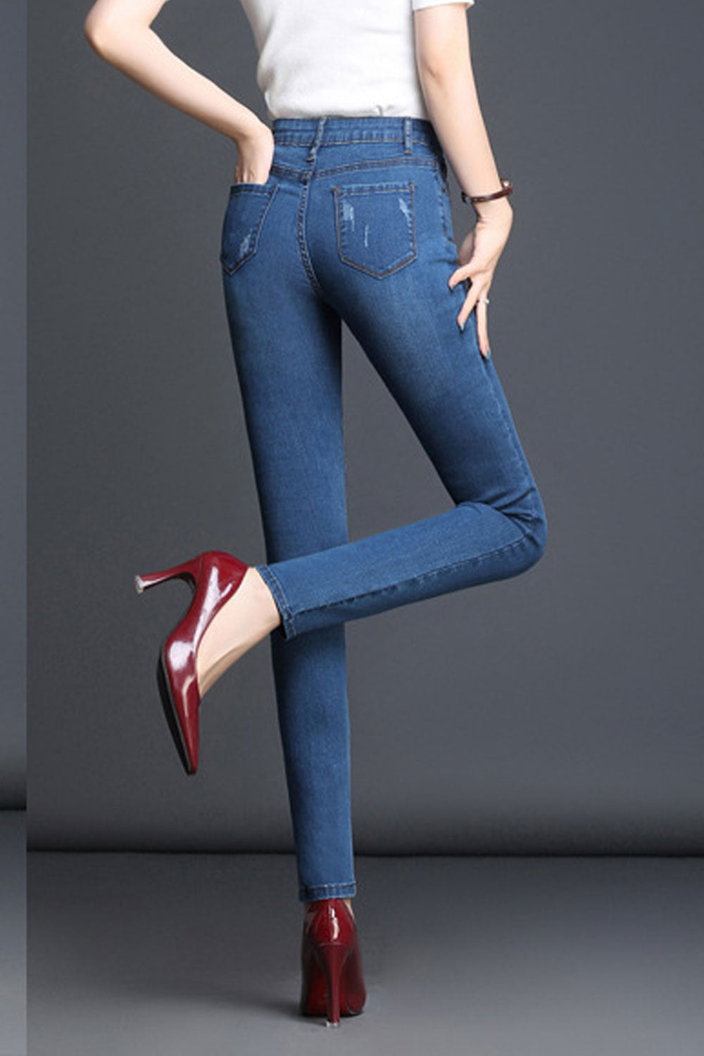 Women Slim Fit Button Closure Denim Pocket Styling Jeans
