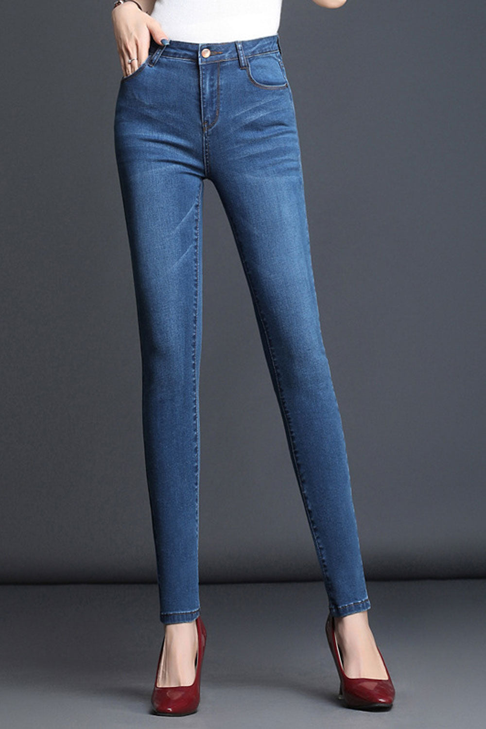 Women Slim Fit Button Closure Denim Pocket Styling Jeans