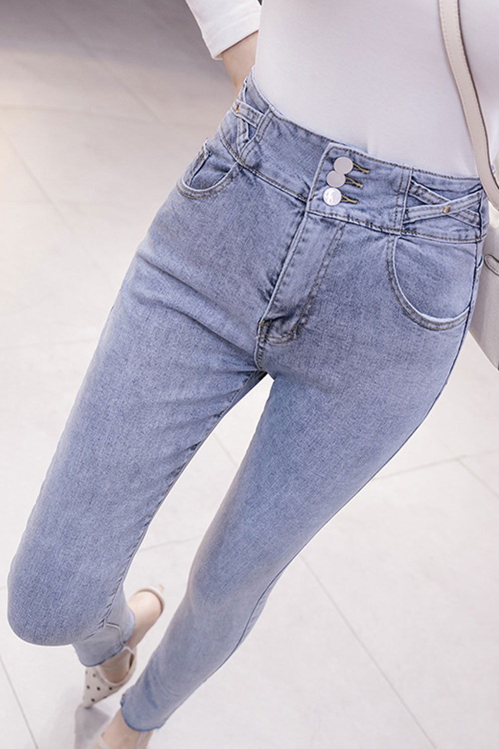 Women Slim Fit Superb Solid Pattern Elegant Pocket Styling Button Closure Stretchy Jeans