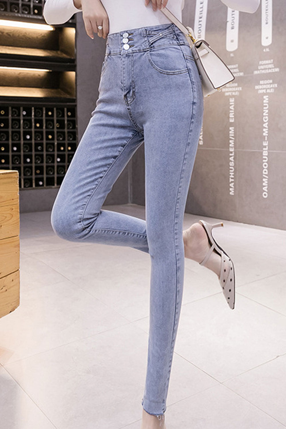 Women Slim Fit Superb Solid Pattern Elegant Pocket Styling Button Closure Stretchy Jeans