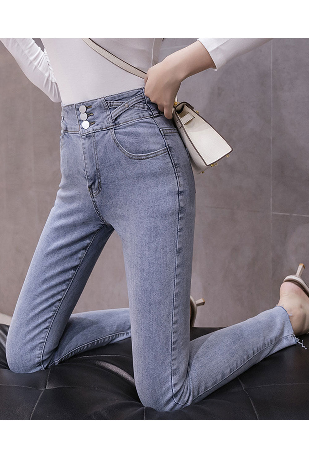 Women Slim Fit Superb Solid Pattern Elegant Pocket Styling Button Closure Stretchy Jeans